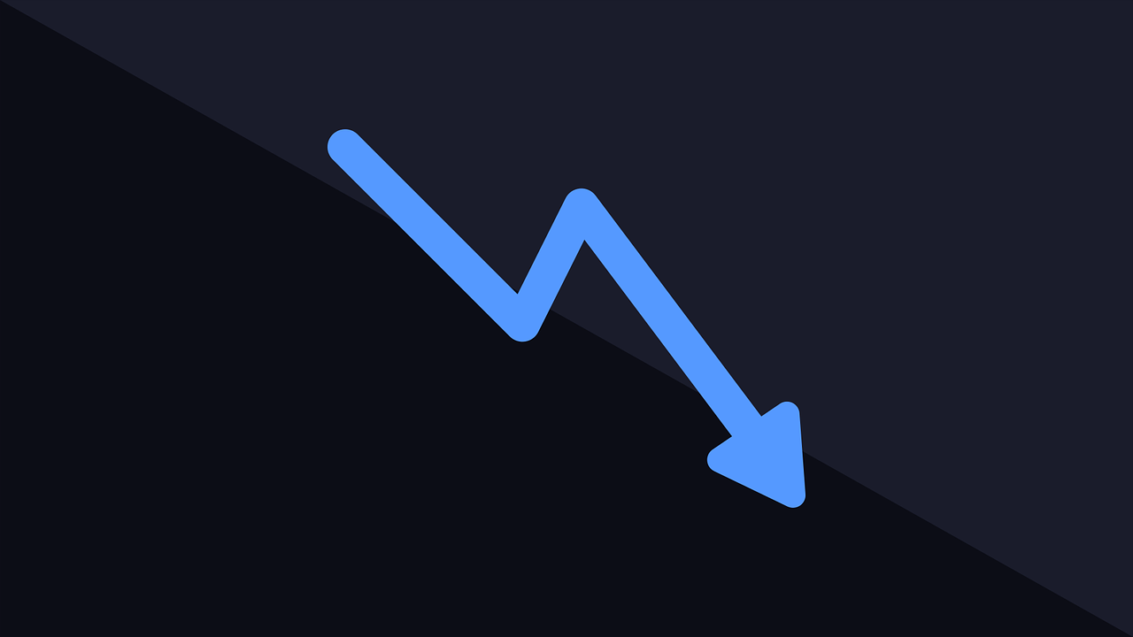 Downward arrow showing January 2023 interest rate hike's affect on home sales and prices. 