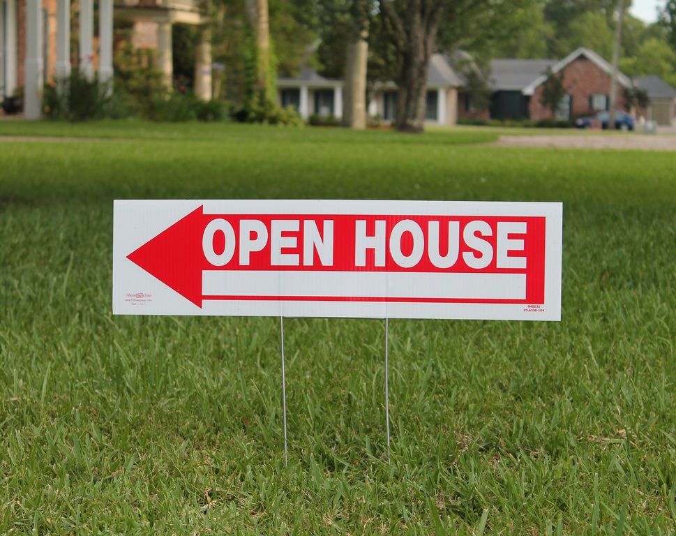 Open house lawn sign signifying benefits of buying during August 2020 housing market.