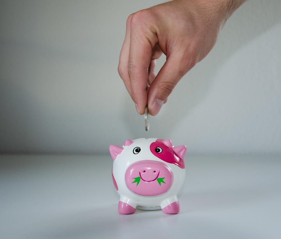 Piggy bank showing how savers can benefit from steady interest rates