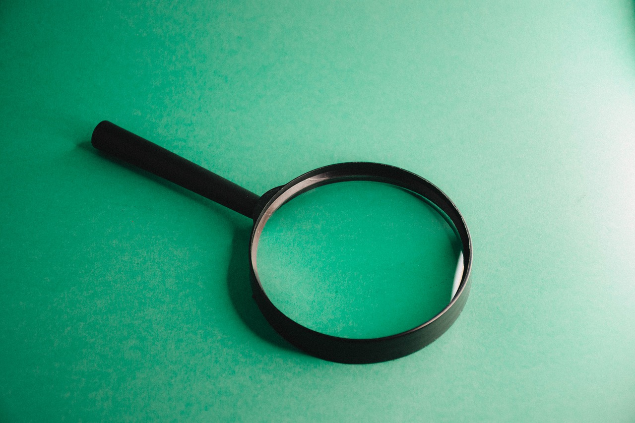 Magnifying glass to show how international buyers need to be careful when purchasing a home.