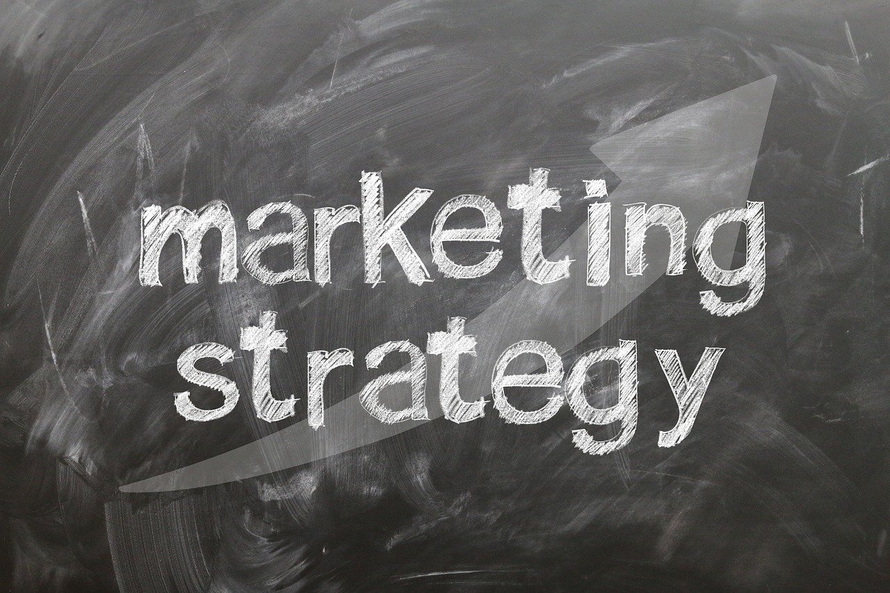 3 Things to know before selling include Marketing Strategy written on blackboard.