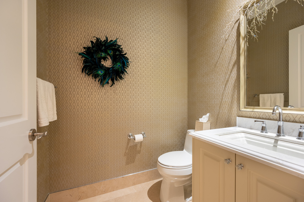 388 Yonge St PH 7907 – powder room with beautiful wallpaper.