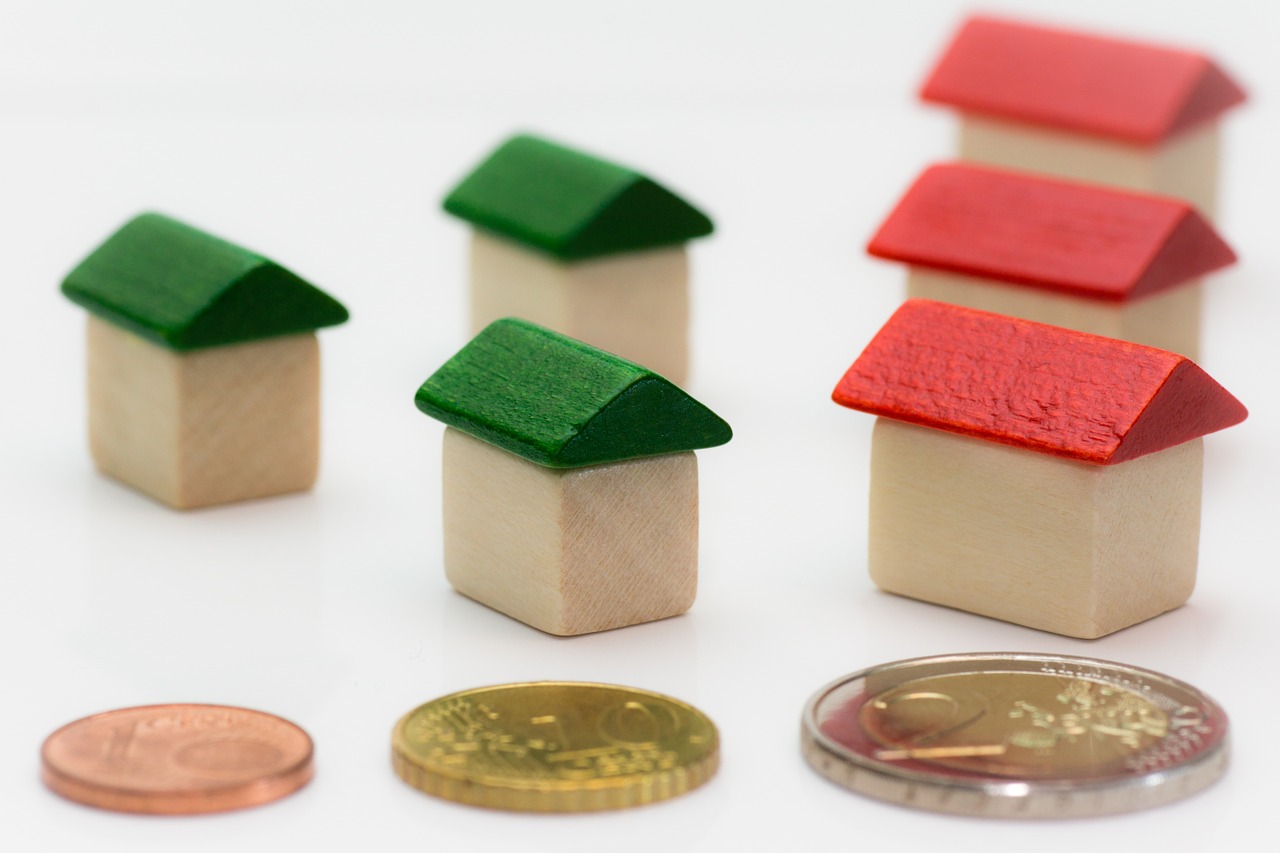 Pic of toy houses and coins showing how mortgage insurance works.
