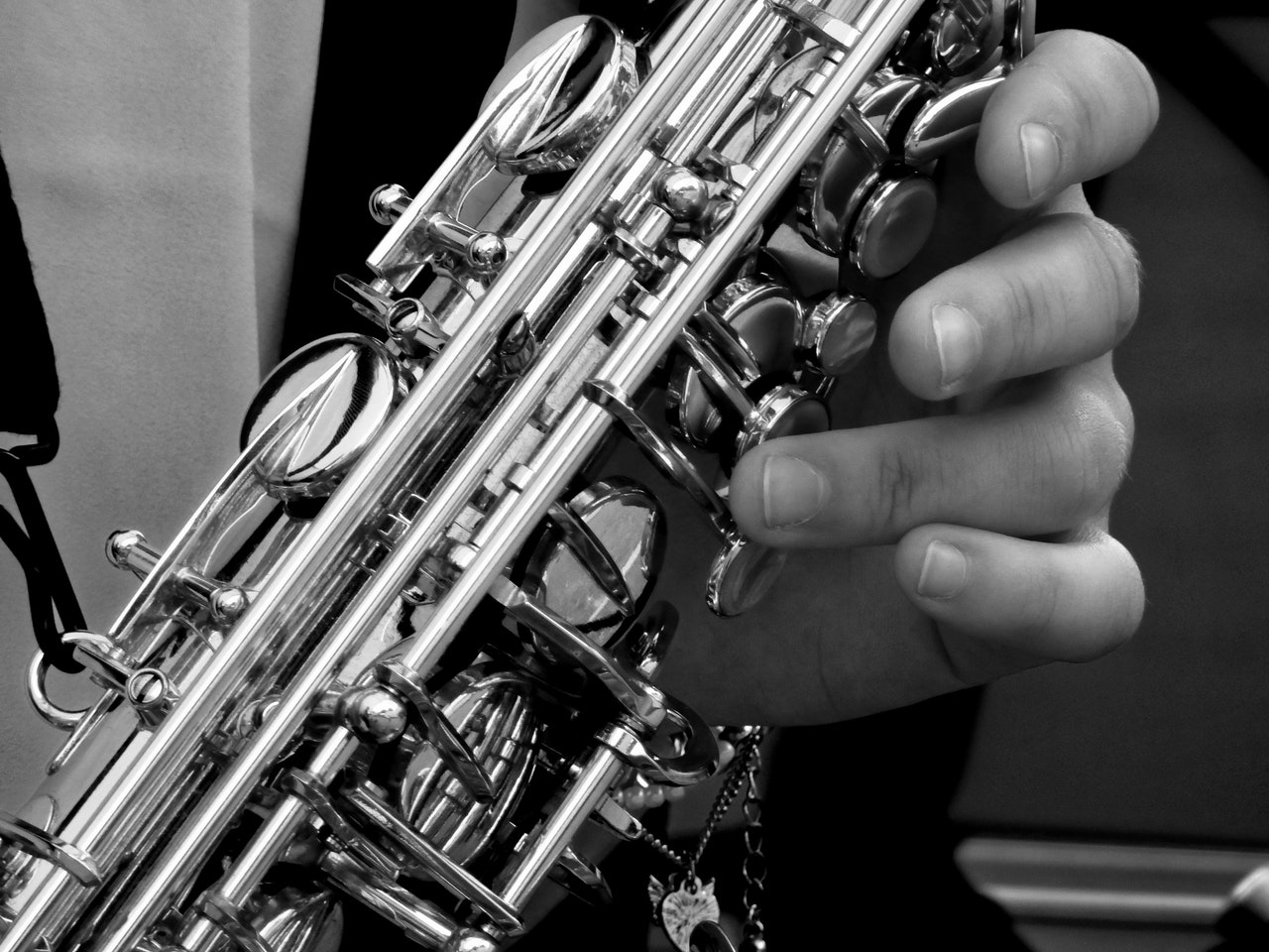 Black and white photo of a saxophone