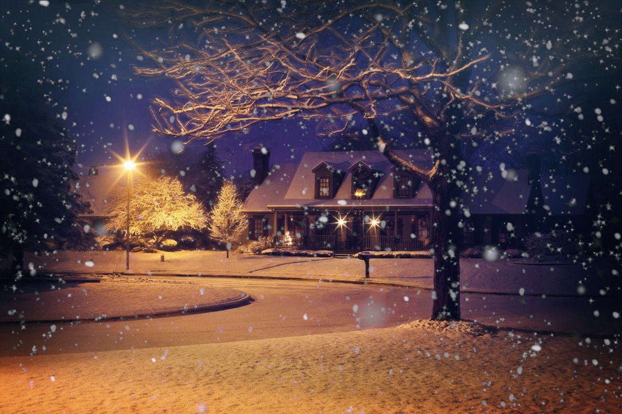 Image of lovely house in winter and how winter housing market can be attractive.