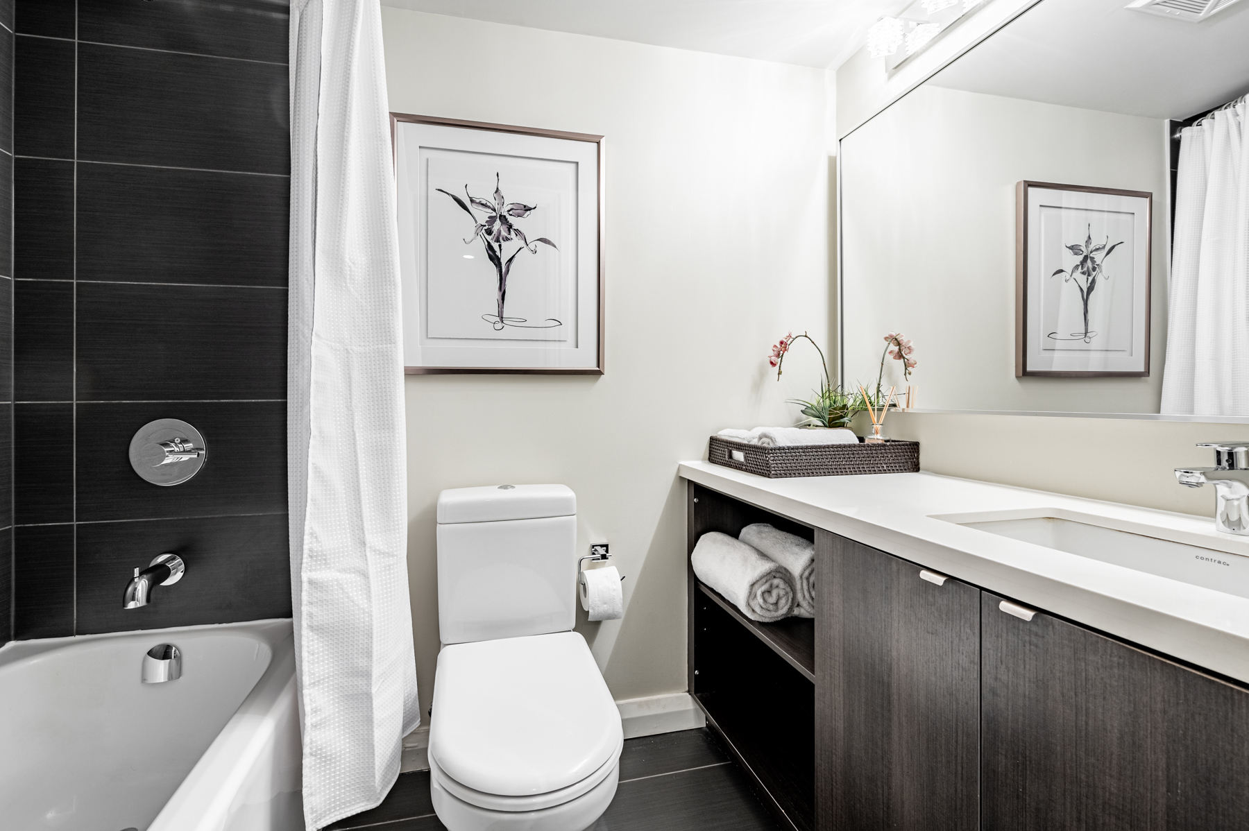 4-piece bath with gray, white and black colours – 155 Yorkville Ave Unit 712.