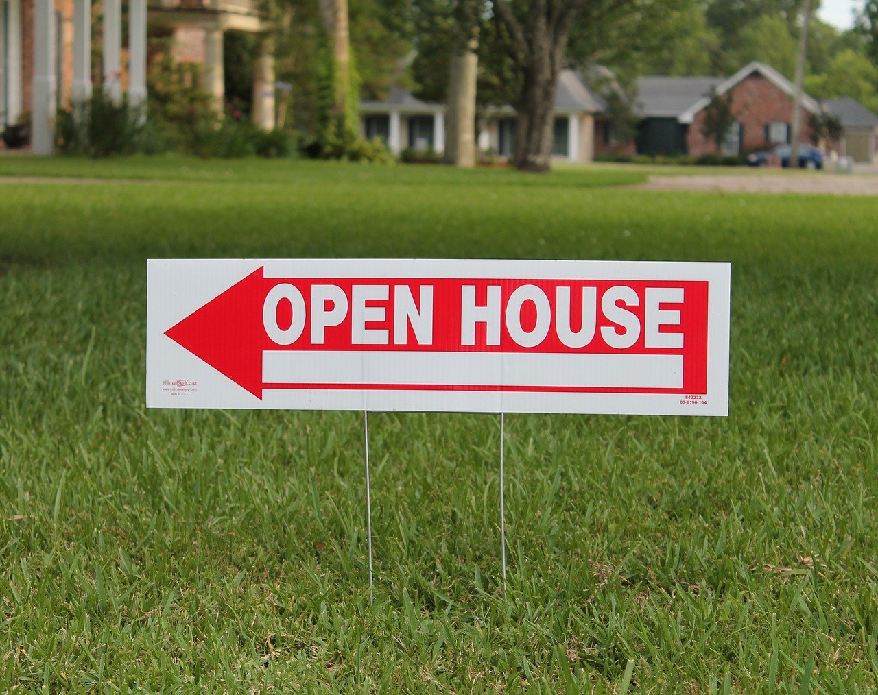 Open house lawn sign showing benefits of October 2020 housing market for buyers.
