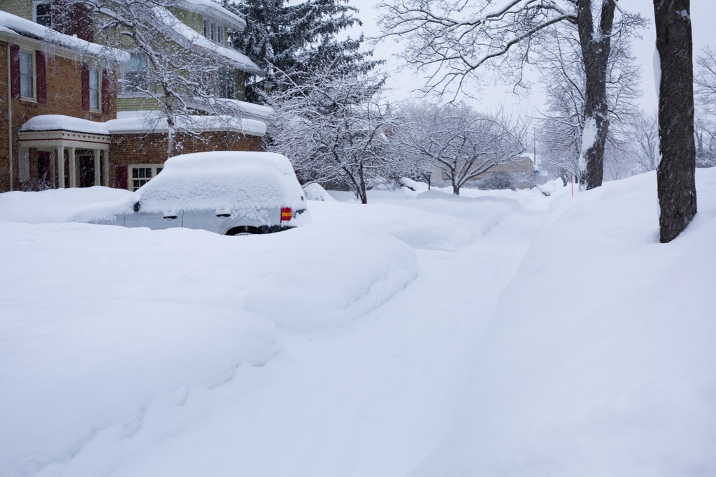 Snowy street to show difficulty of selling your home in winter market.