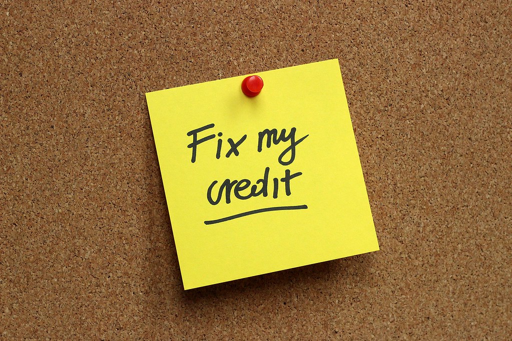 Yellow sticky note with words "Fix my credit."