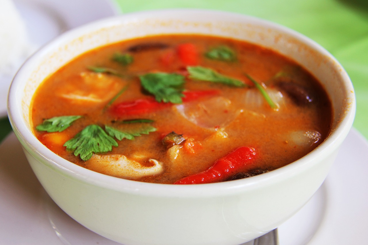 Image of Thai curry and bowl. It looks so delicious and colourful.