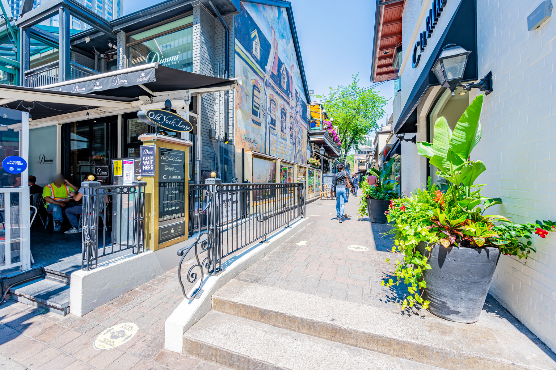 Restaurants and patios in Yorkville, Toronto.
