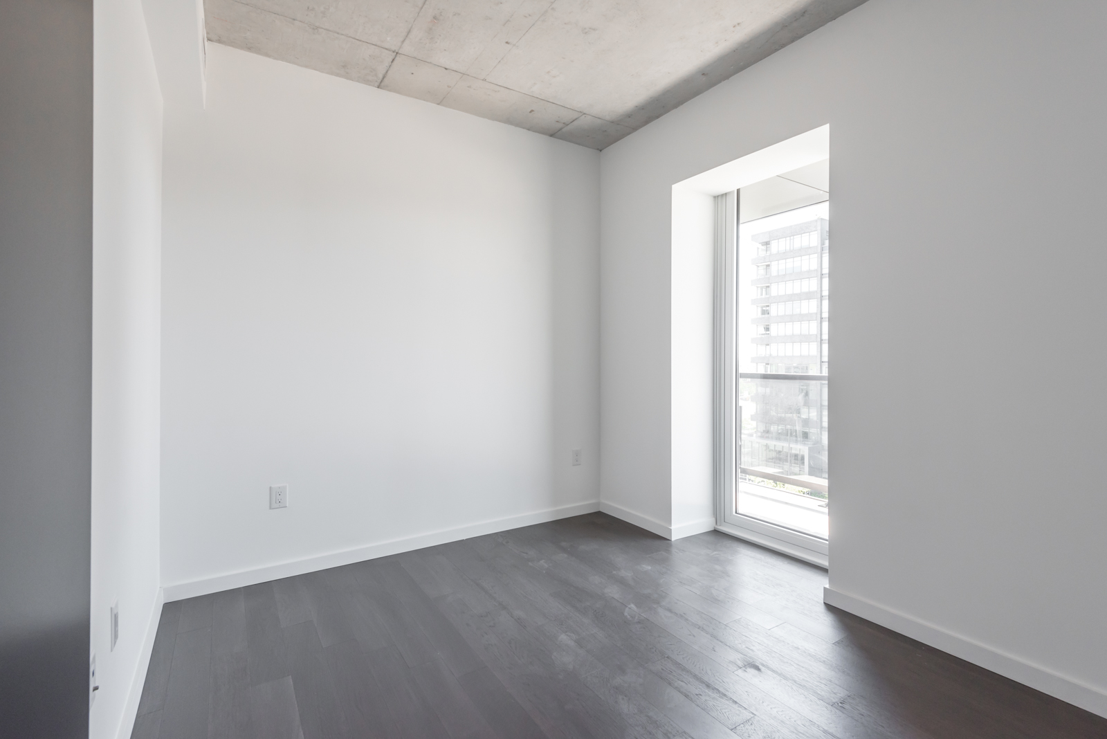 Another photo of the bedroom and its windows from another side.