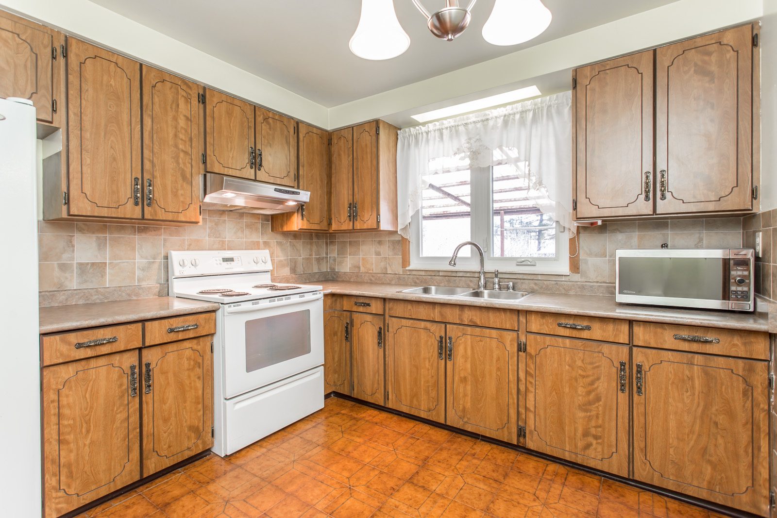 67 Tamworth kitchen. The same brown colour is in the cabinets and drawers, making it look rather classic.