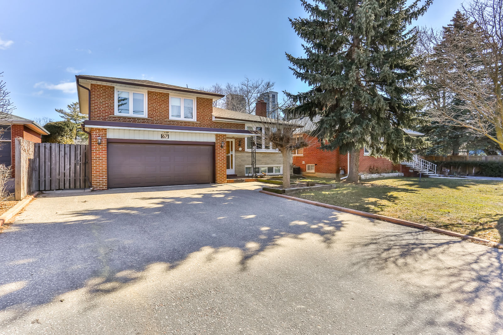 Picture of 67 Tamworth's driveway and front lawn.