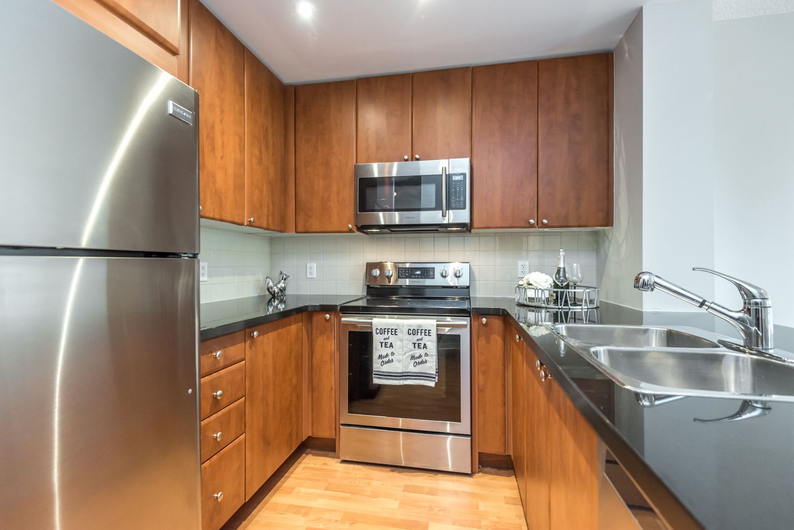 So in this photo we see the kitchen. It's a rather beautiful mix of colors and materials, and so has a nice balance.