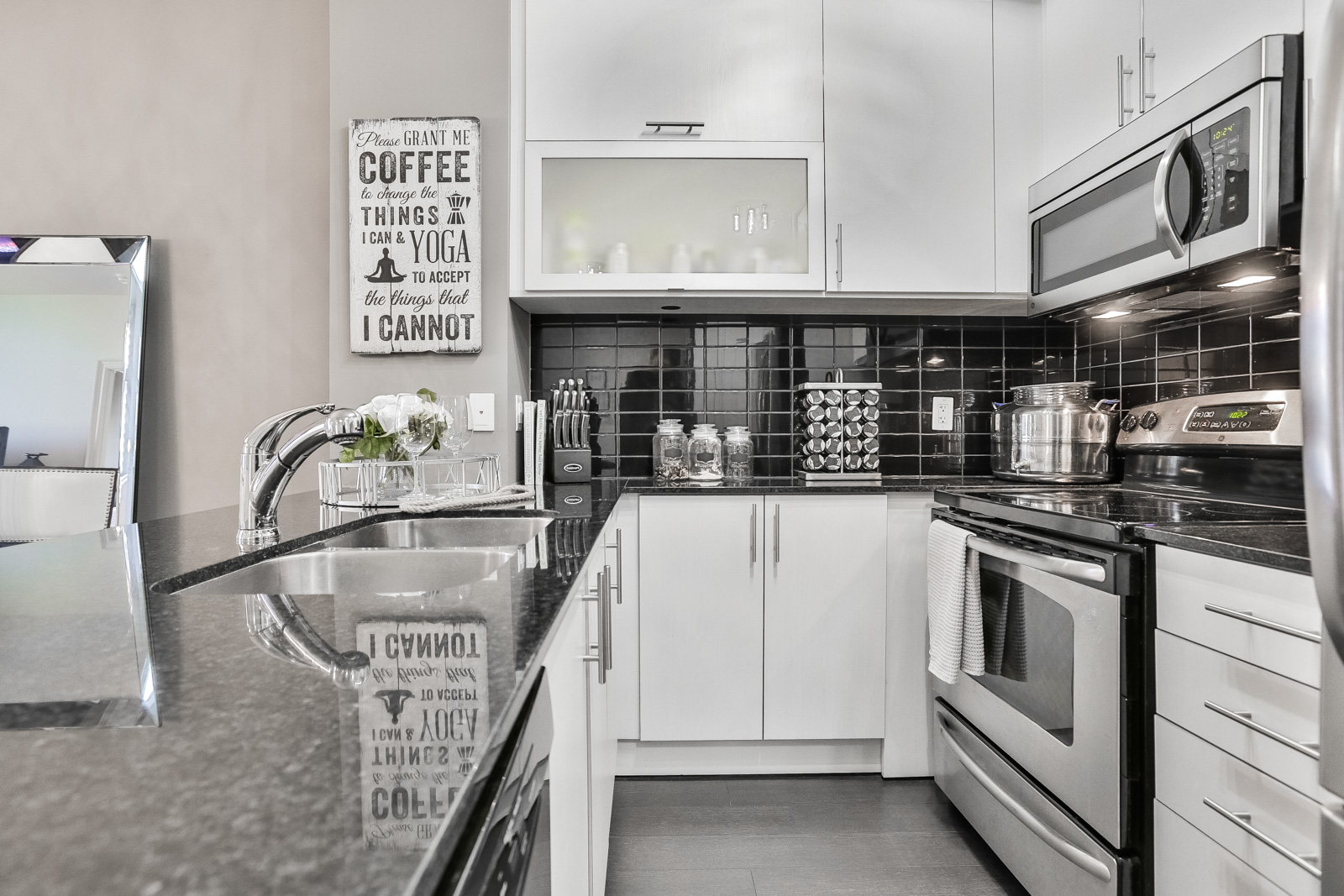 Photo of kitchen shows matching colors and appliances.