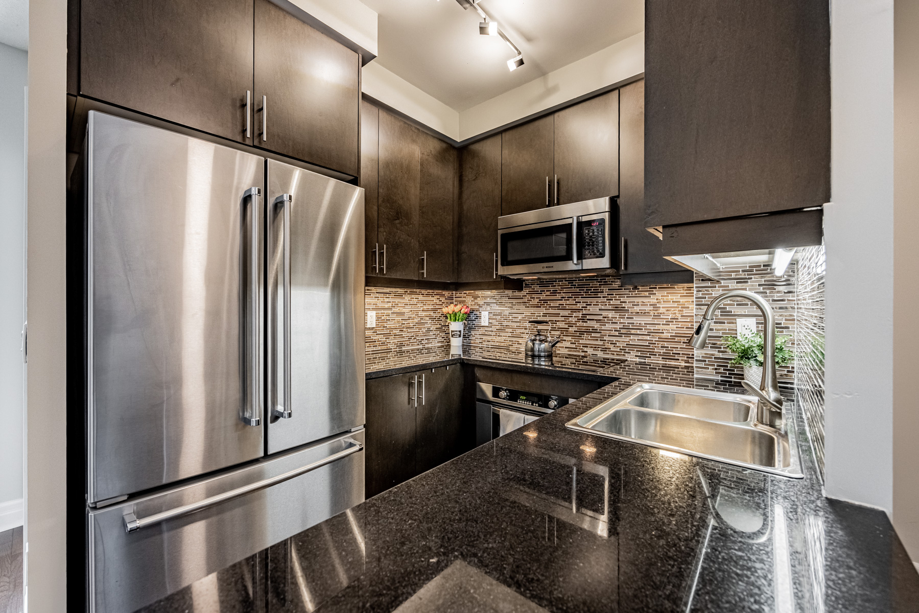 35 Balmuto St Suite 1209 kitchen with valance and track-lights.