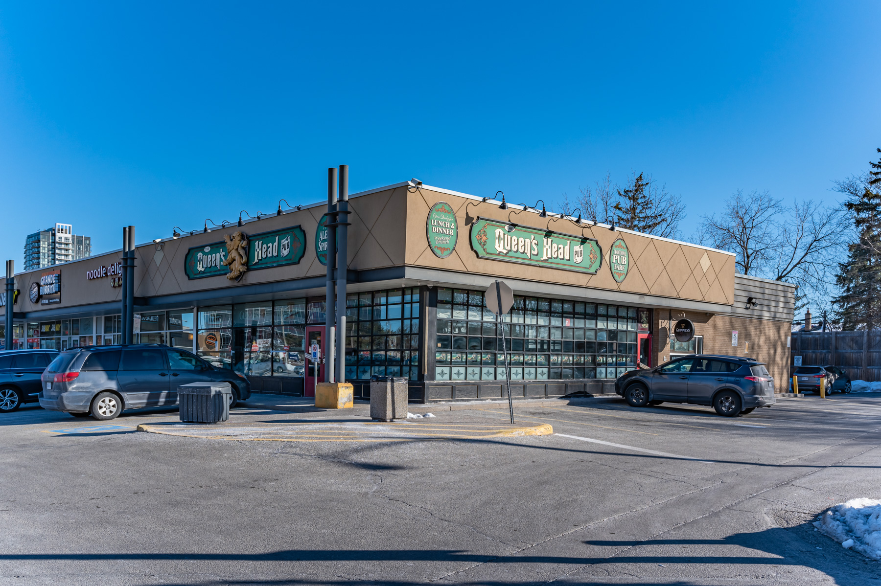 Exterior of Queen's Head Pub as seen from parking lot.