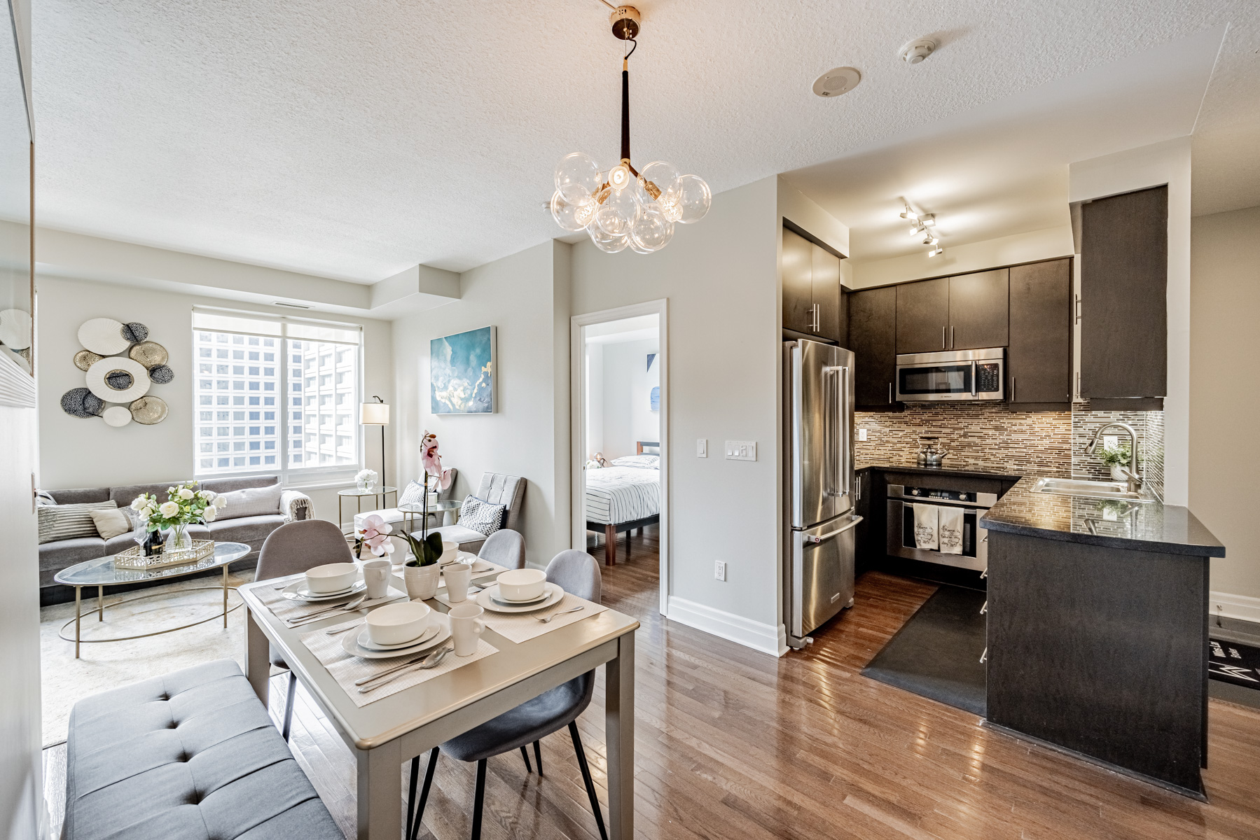 35 Balmuto St Unit 1209 – modern living, dining and kitchen areas.