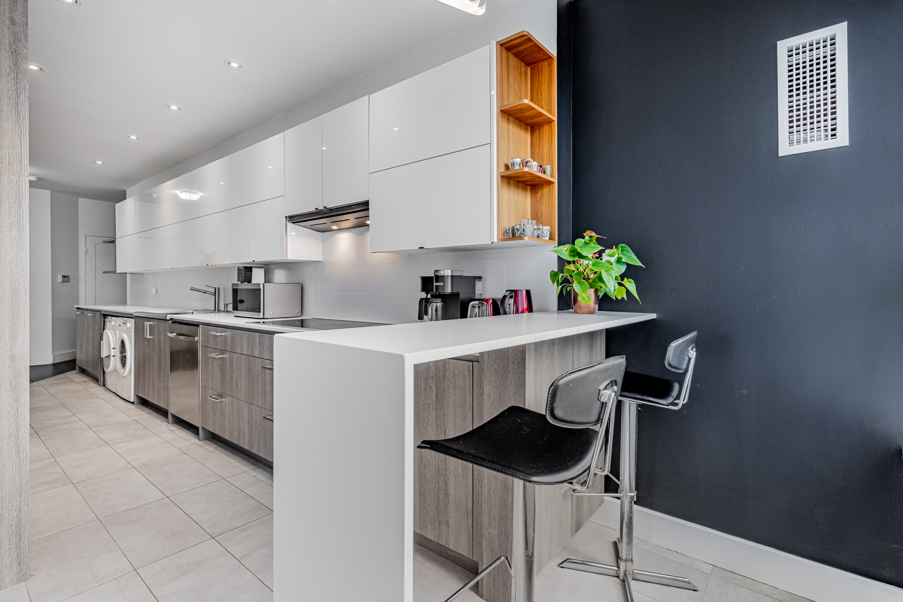 280 Simcoe St Ph-09 galley kitchen with breakfast bar.