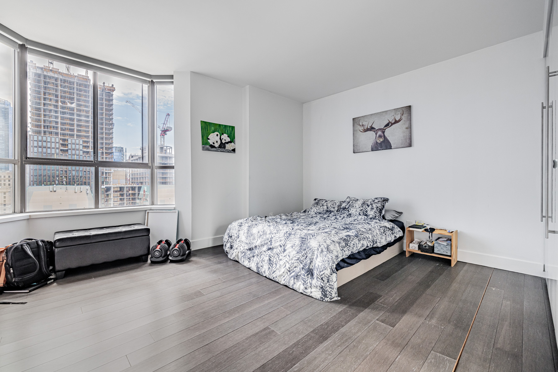 Large primary bedroom with hardwood floors – 280 Simcoe St Ph-09.