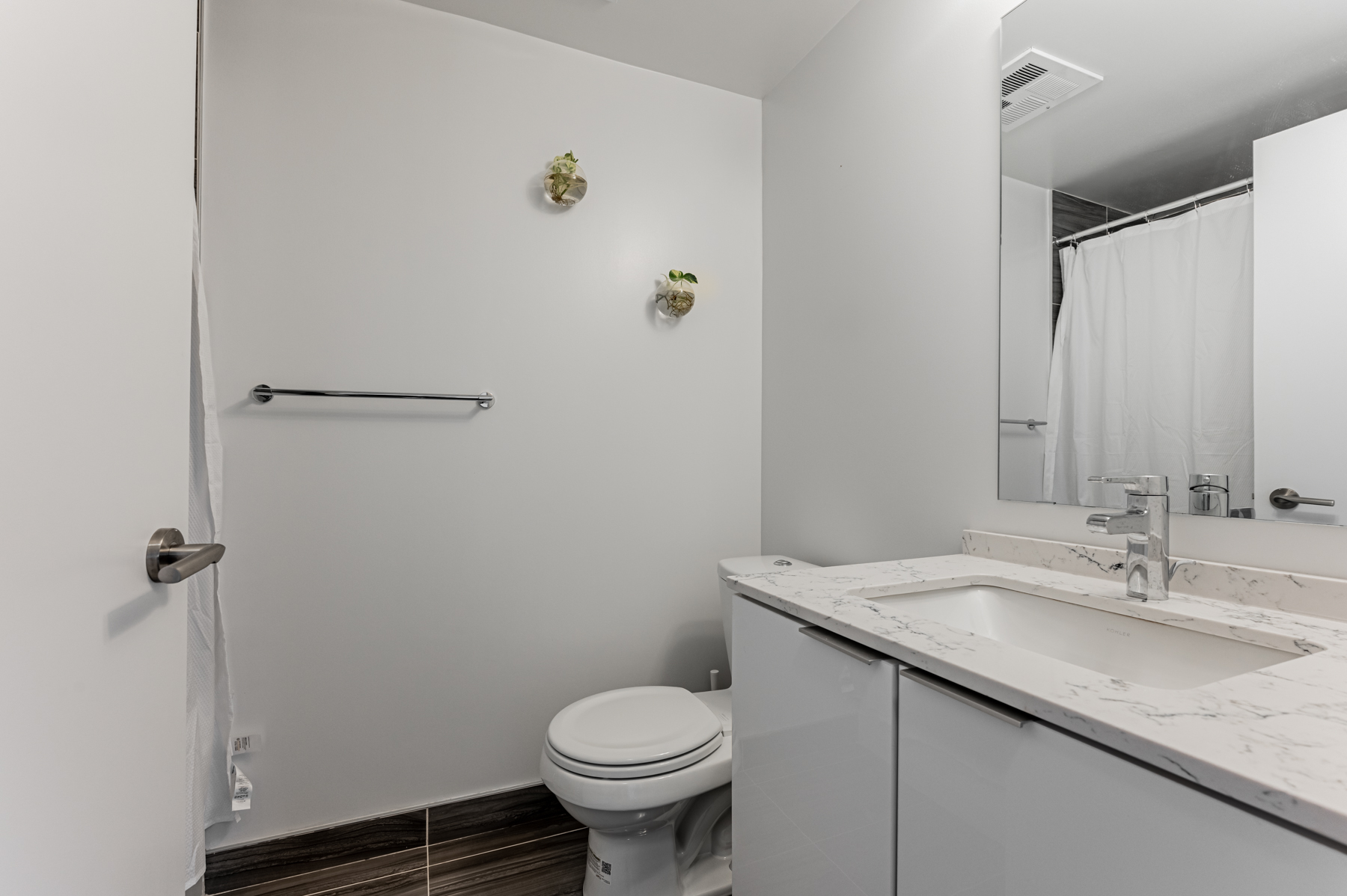 11 Wellesley St W Unit 5808 – 2nd bathroom with quartz counters and soaker tub.
