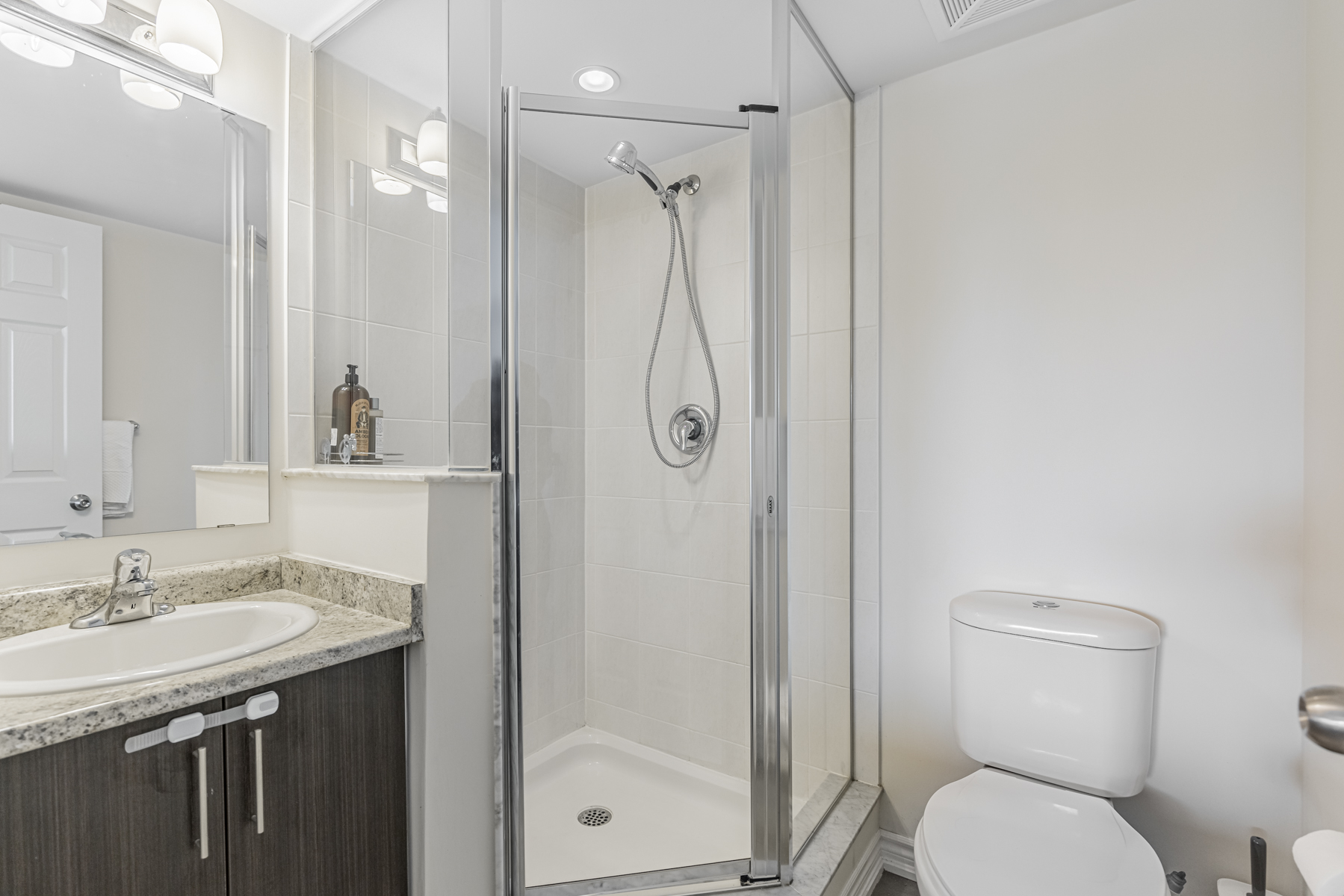 3-piece primary ensuite with walk-in shower – 20 Carnation Ave Unit 42.