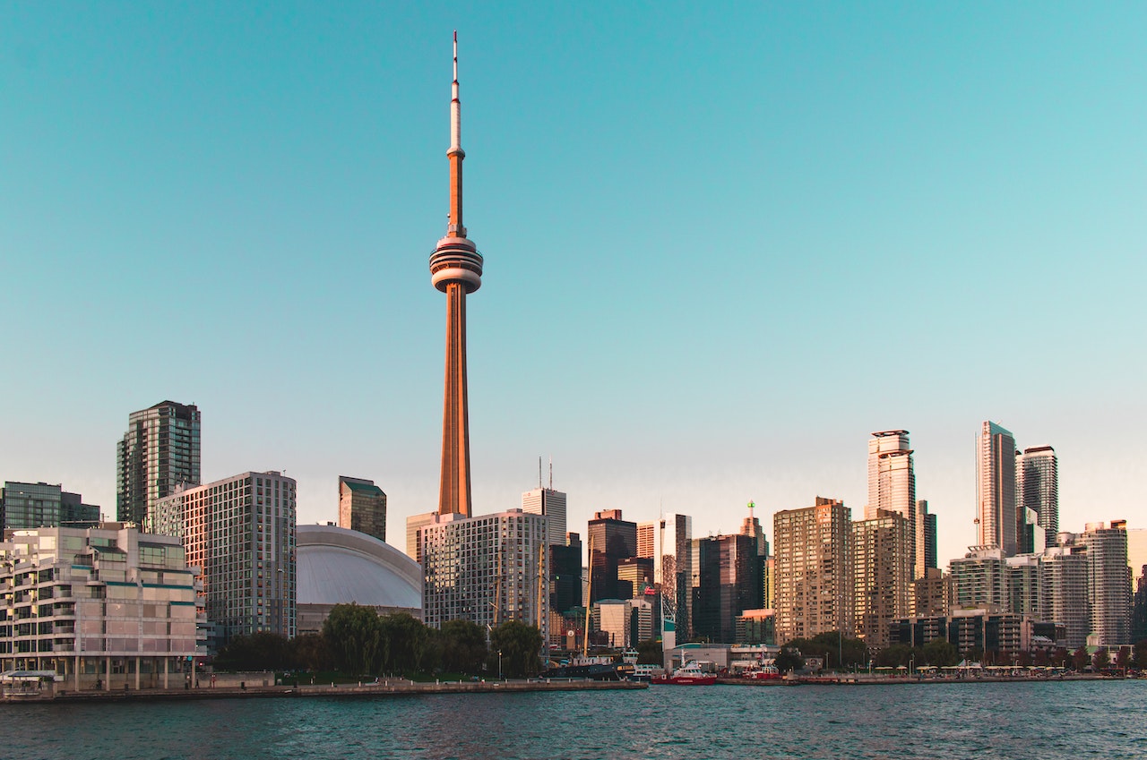 Toronto skyline seen from Lake Ontario with CN Tower featured prominently.