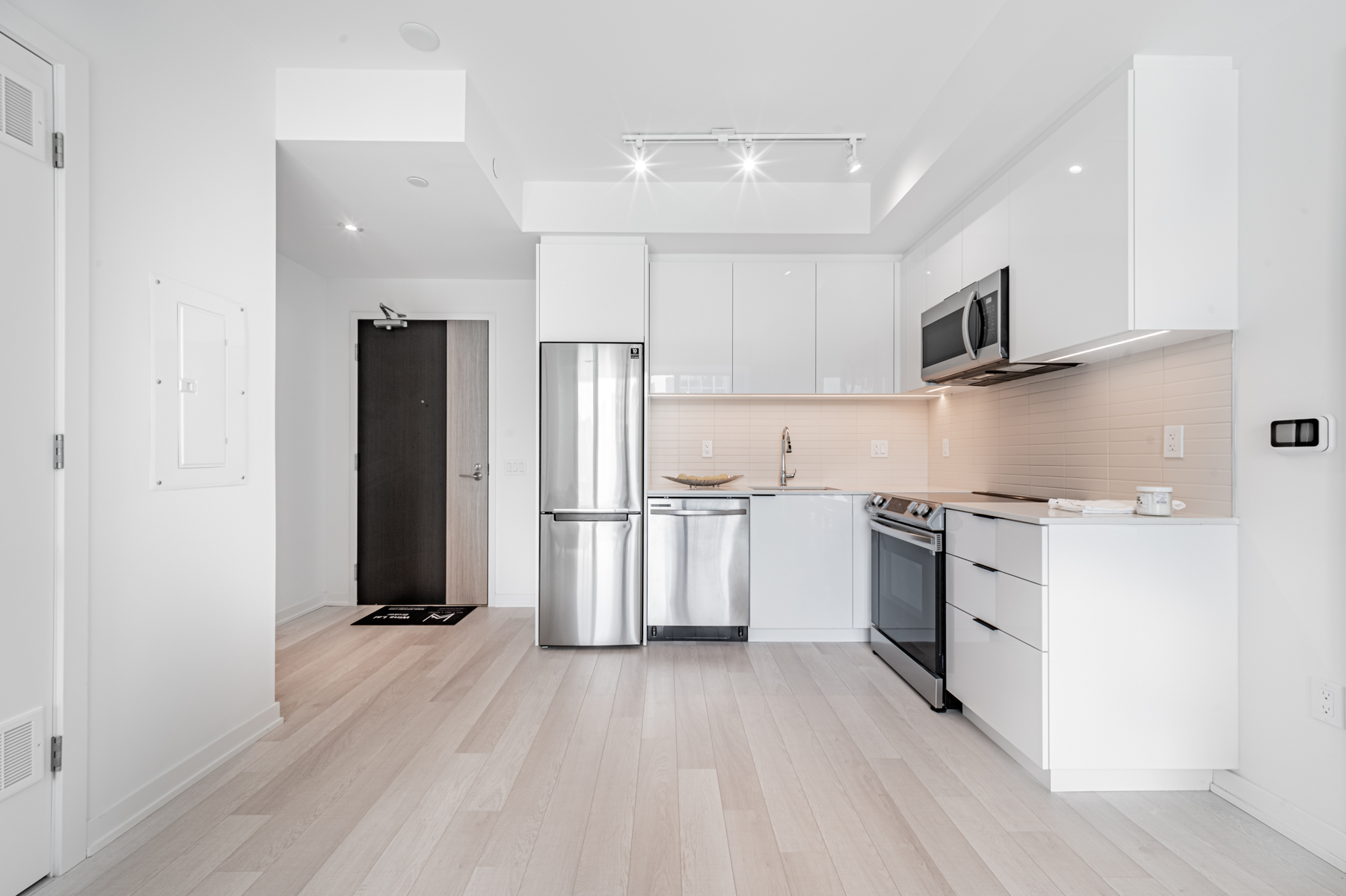 L-shaped kitchen with recessed appliances – 50 Power St Unit 618.