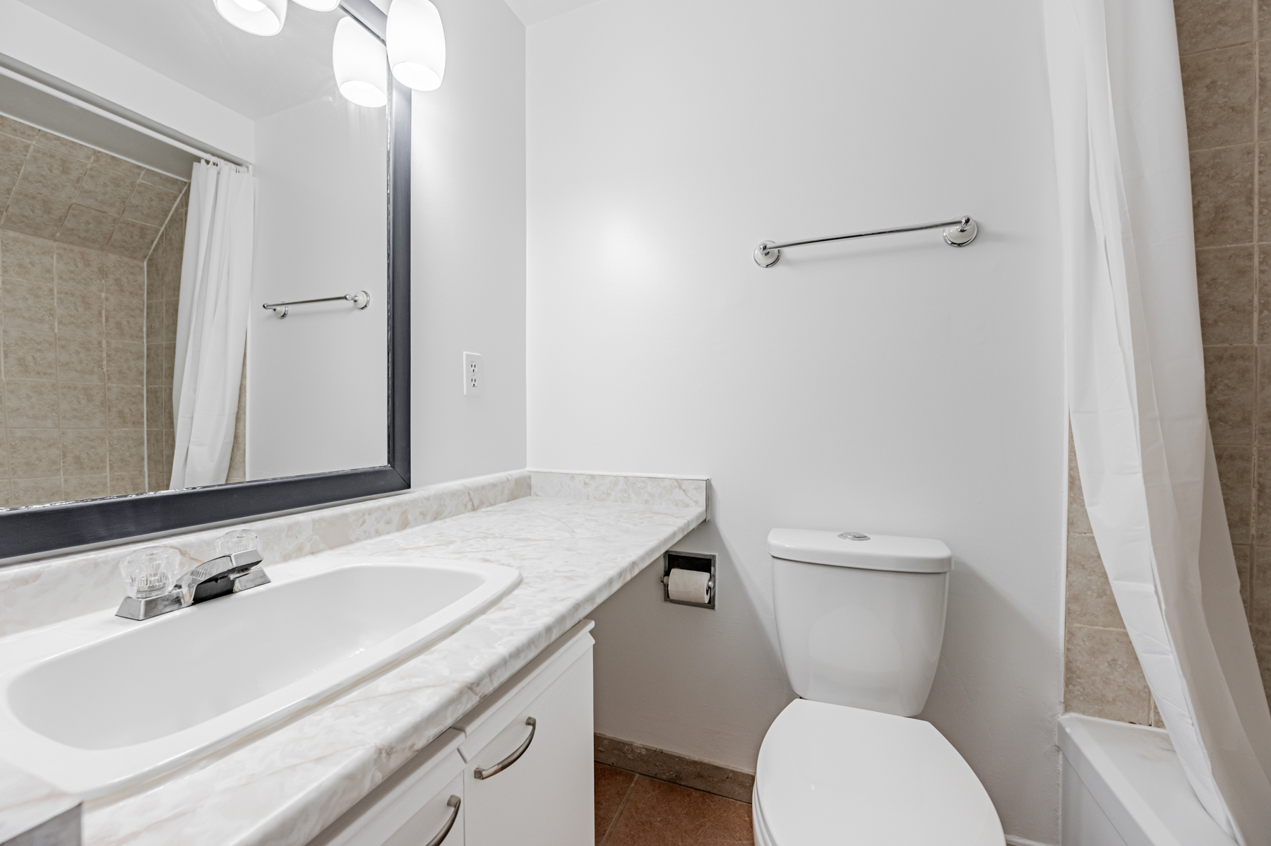 2133 Dufferin St – Main Floor Rental Unit B – bathroom with gray walls and ceramic tiles.