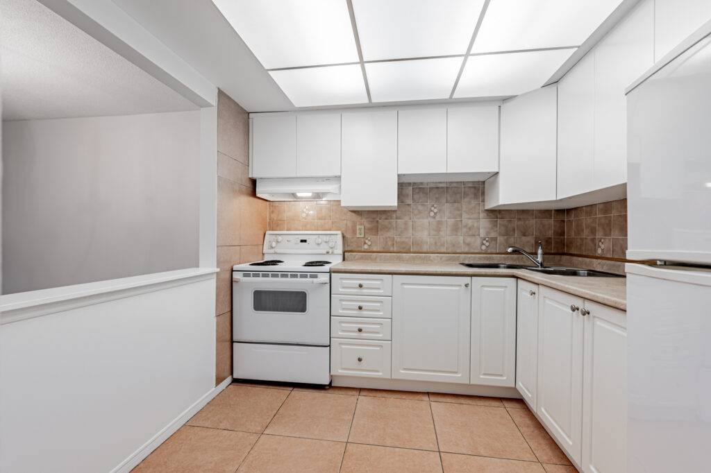 2133 Dufferin St – Main Floor Rental Unit B – large kitchen.
