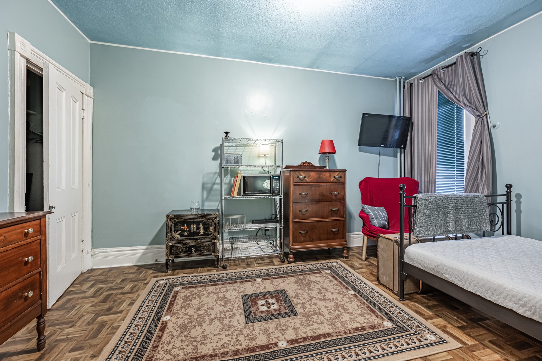 Bedroom with light blue walls – 74 Homewood Ave.