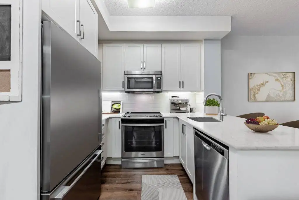 U-shaped kitchen – 2 Old Mill Dr Suite 215.