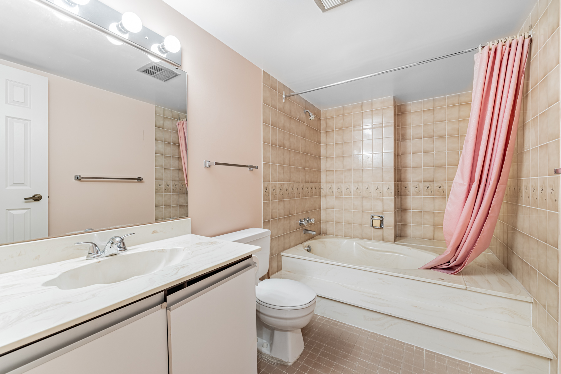 Large 4-piece ensuite bathroom with sunken bath – 45 Carlton St Unit 1405.