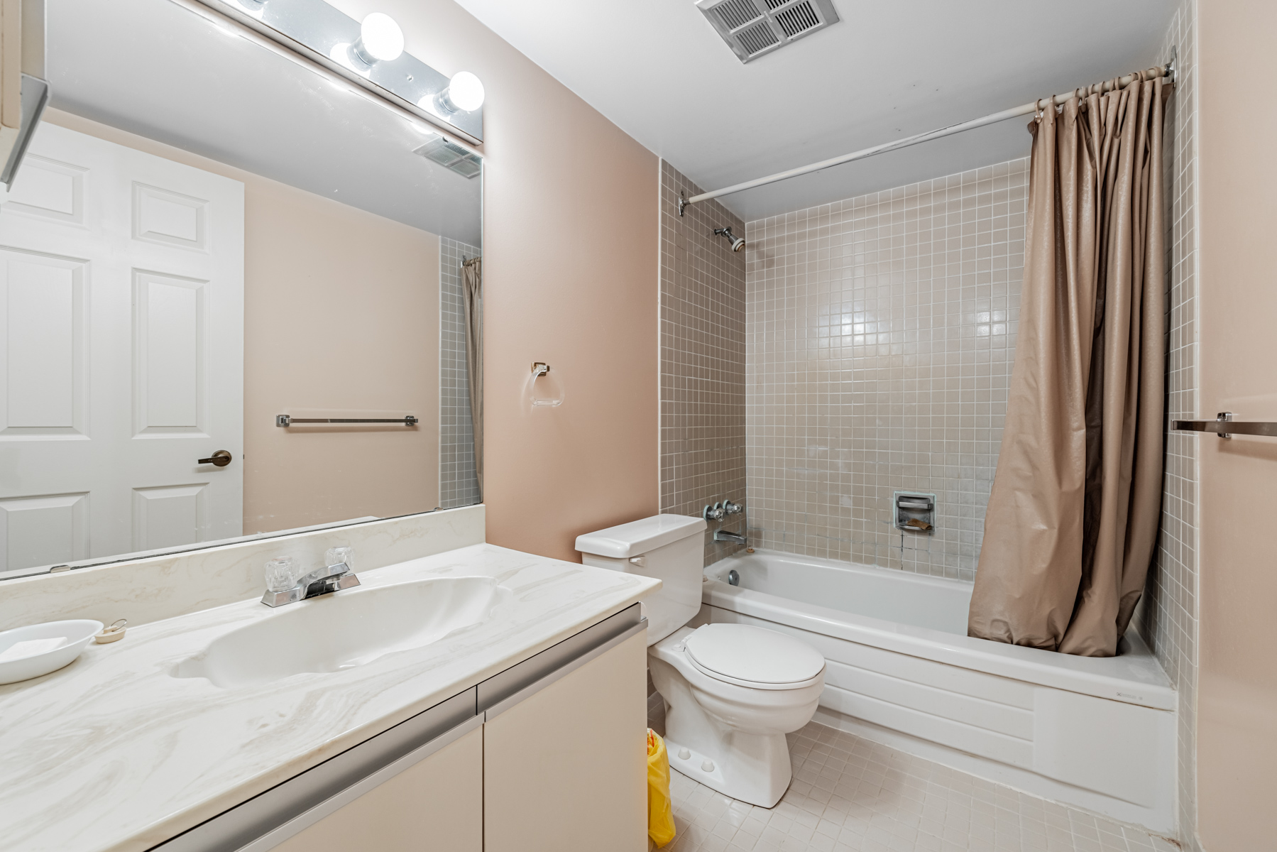 45 Carlton St Unit 1405 – 3-piece second bathroom with bathtub.
