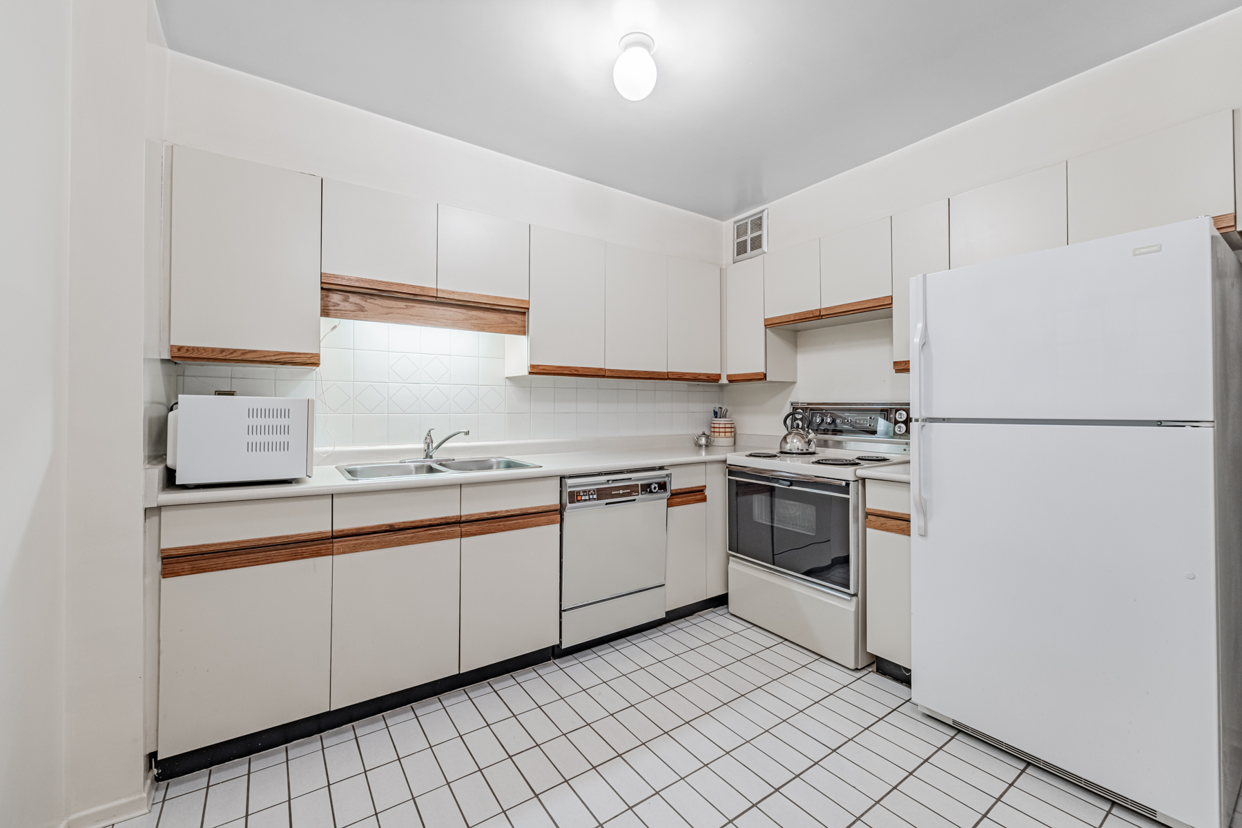 45 Carlton St Unit 1405 – large kitchen.