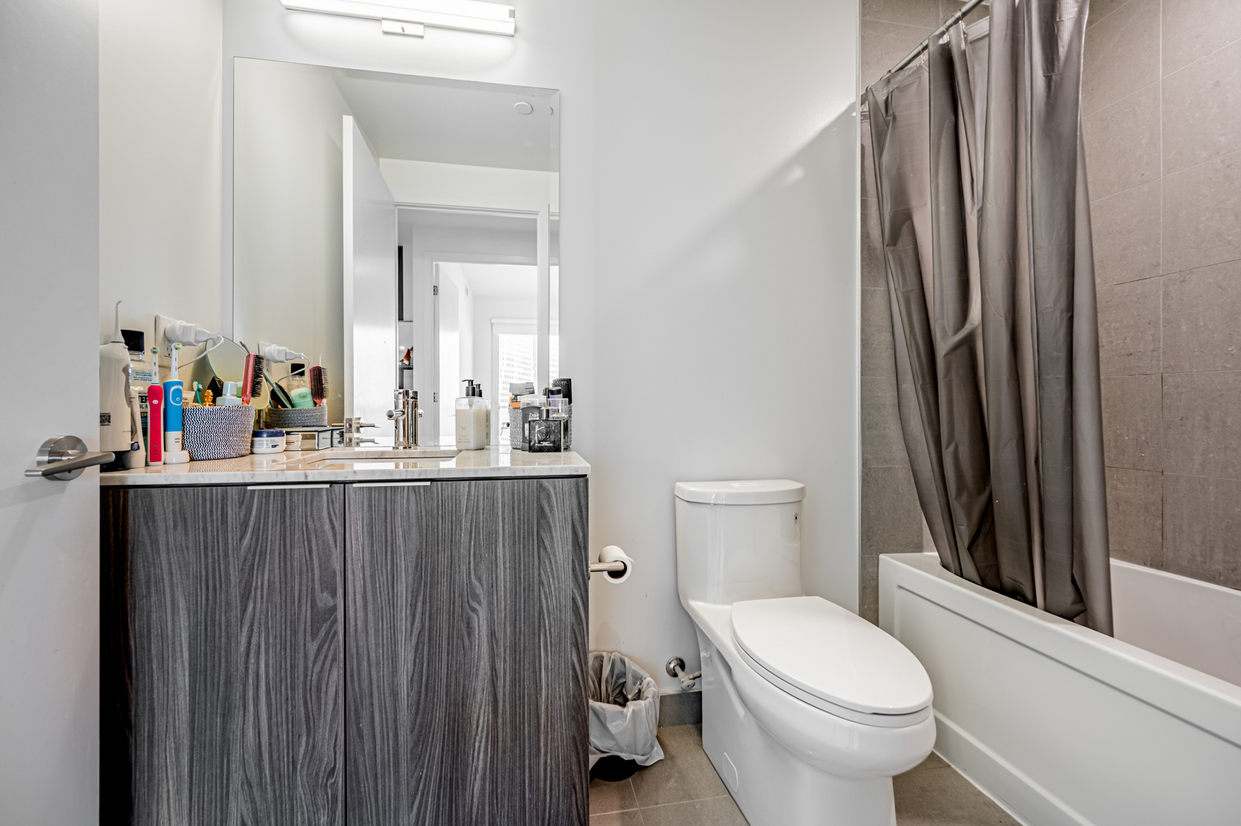 15 Queens Quay E Unit 1405 – 4-piece bathroom with ceramic tiles and soaker tub.