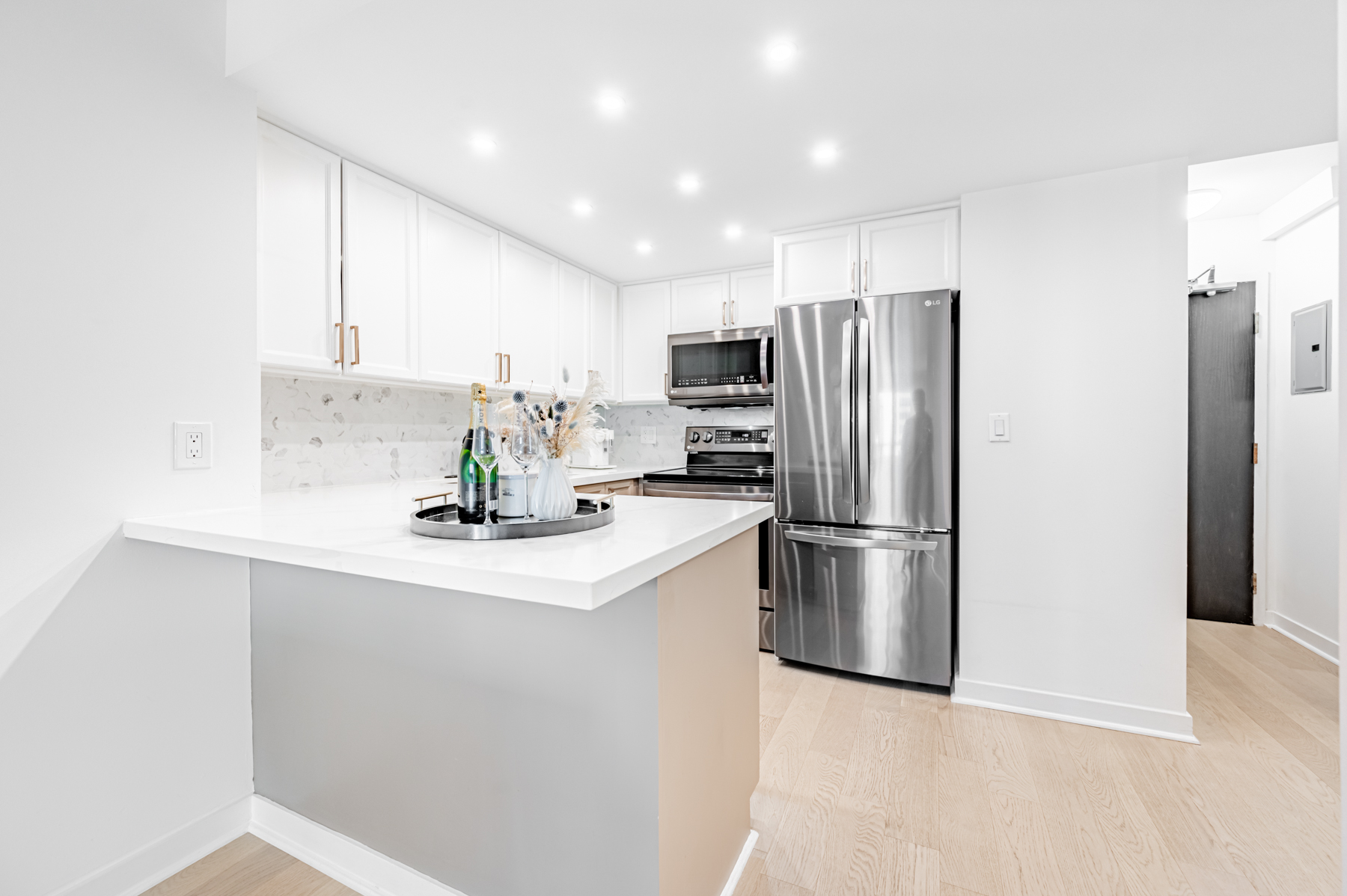 Breakfast bar with quartz counters – 8 Park Rd #2315.