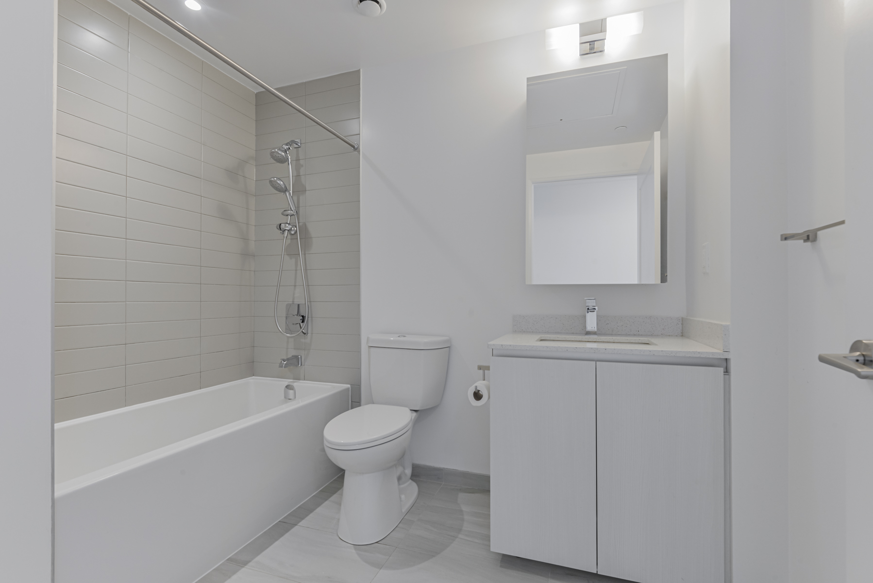 4-piece bath with soaker tub and built-in vanity — 398 Highway 7 Rd E Unit 601.