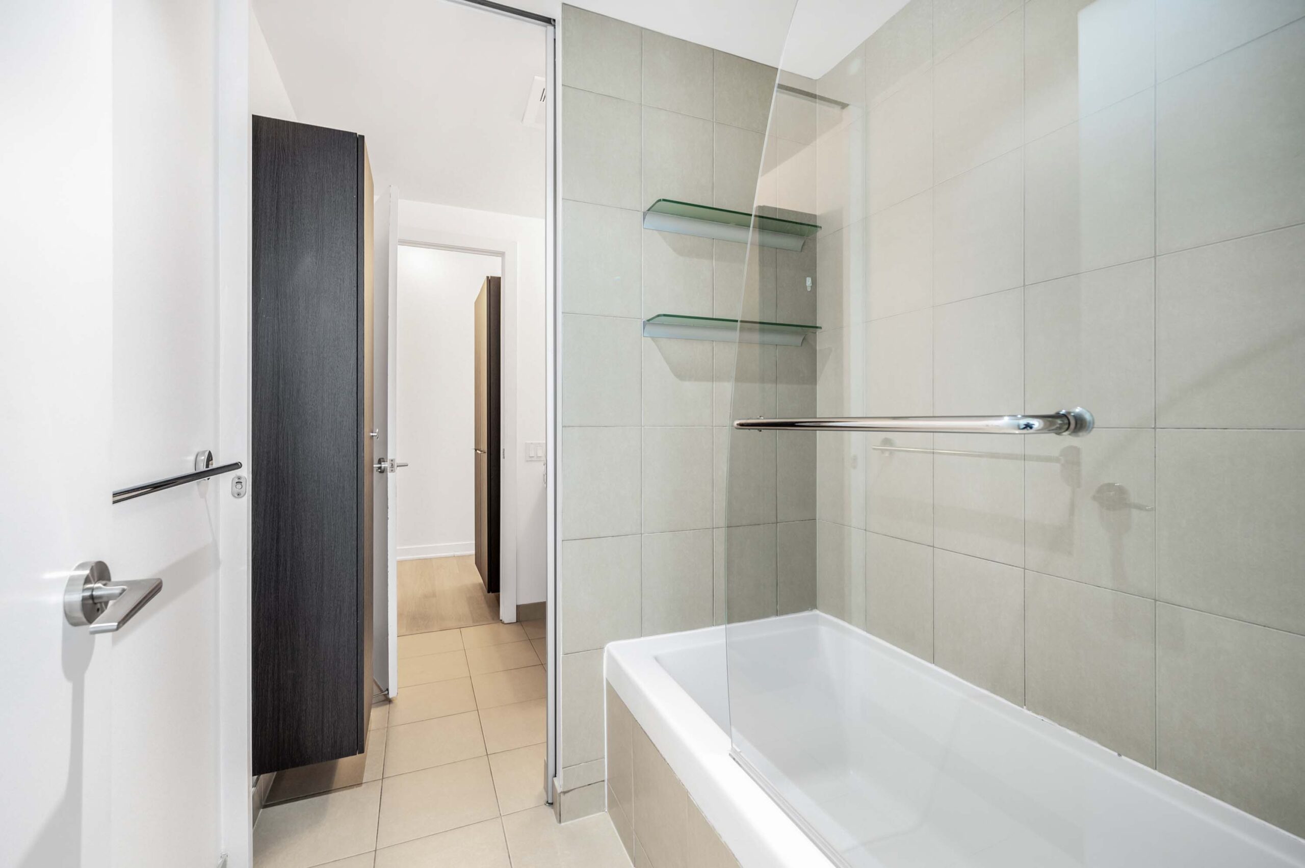 33 Charles St E Unit 3808 large semi-ensuite bath.