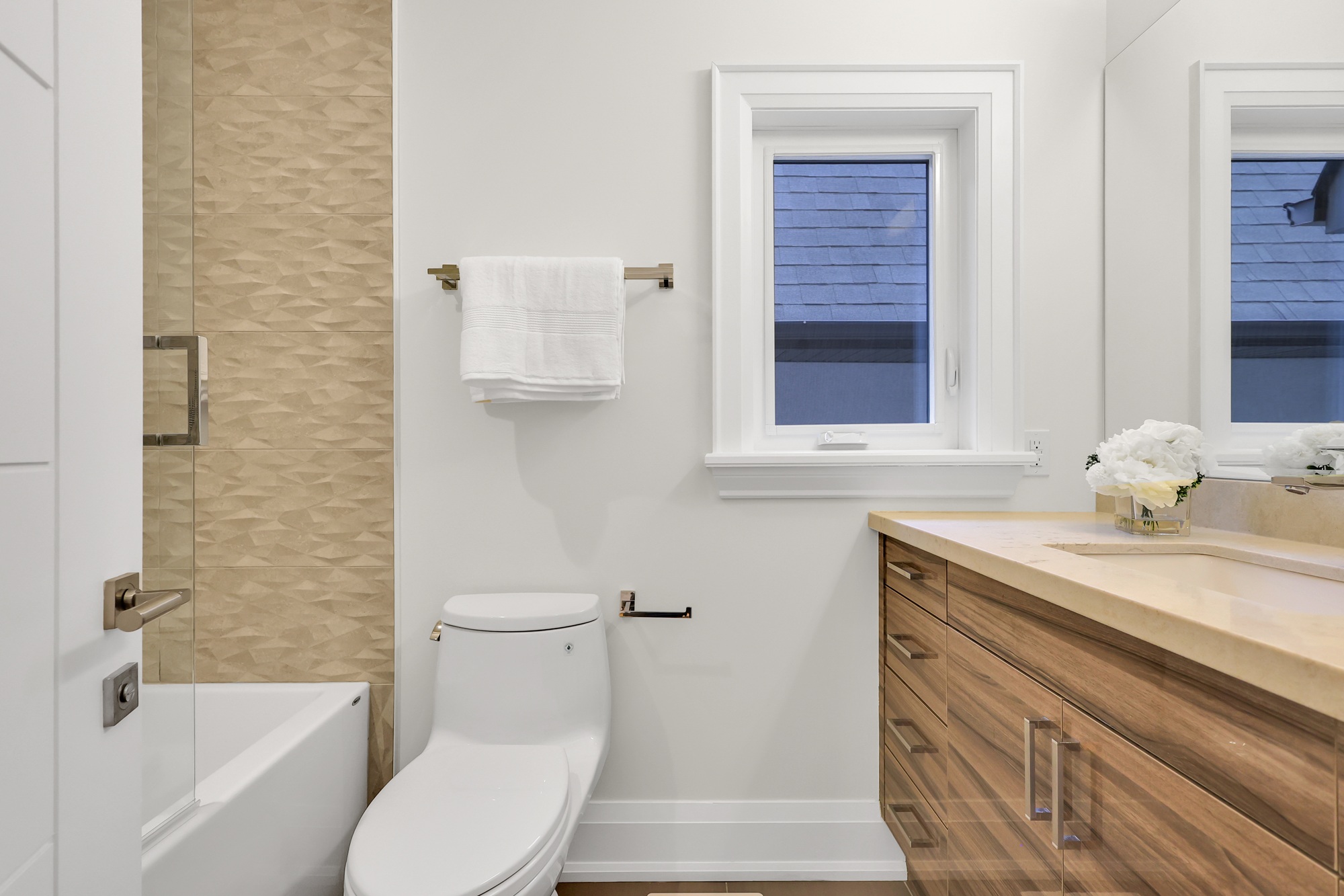 743 Glencairn Ave 4-piece bathroom with wide vanity and glossy cupboards and drawers.