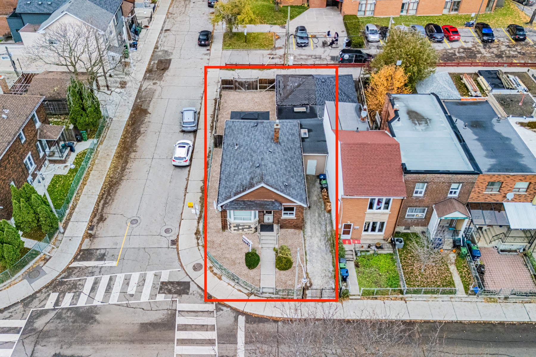 Aerial view of 42 Carr St, with red rectangle drawn around house and driveway.