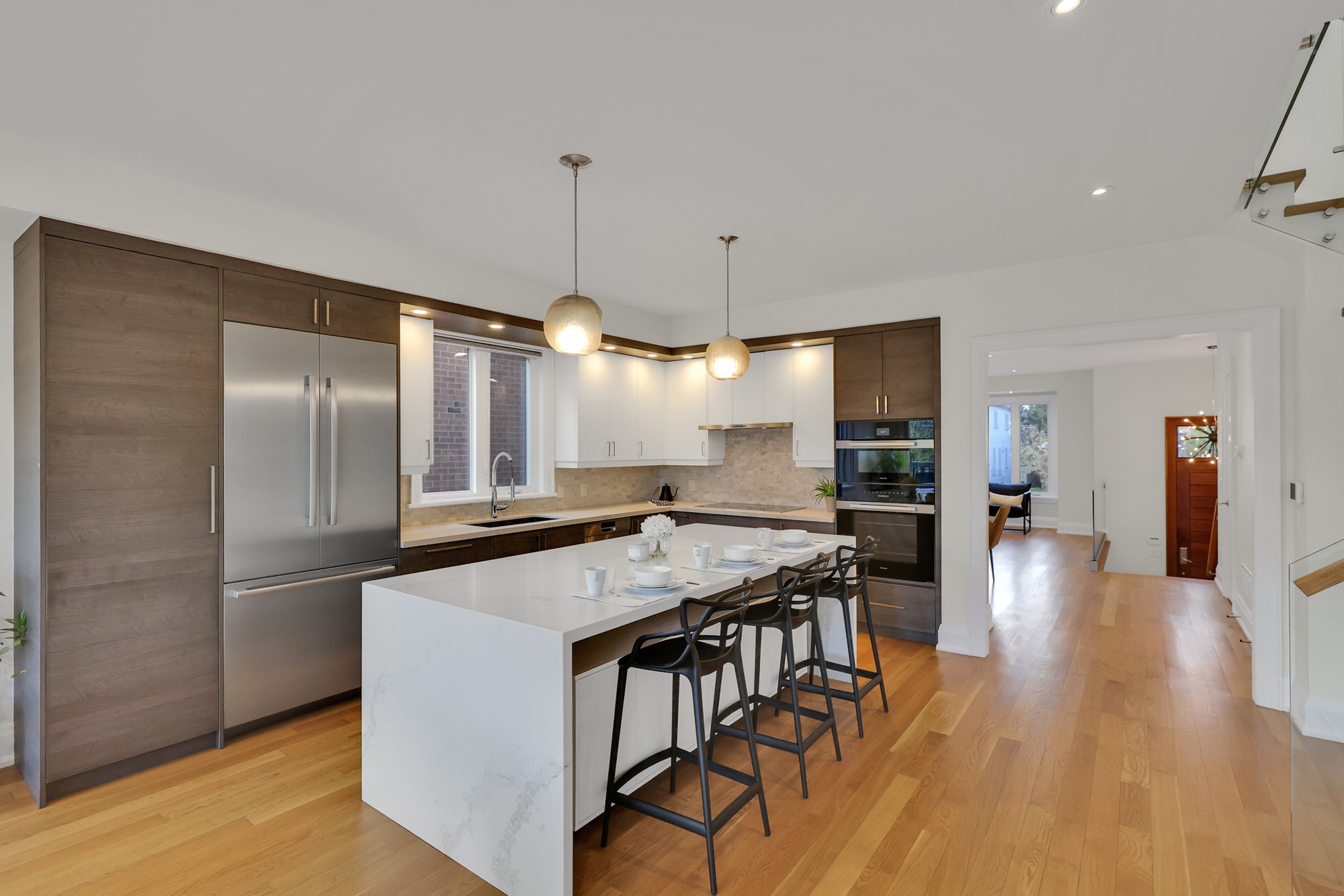L-shaped kitchen with neutral colours and honeycomb backsplash design. 