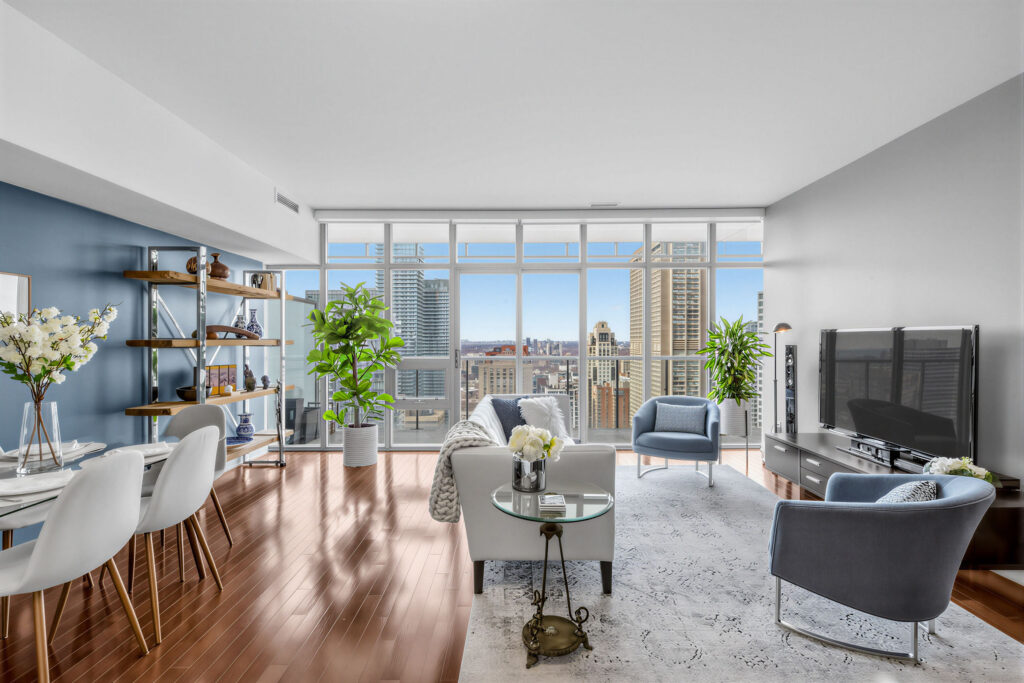 33 Charles St E Unit 3206 large, well-lit open-concept living and dining room.