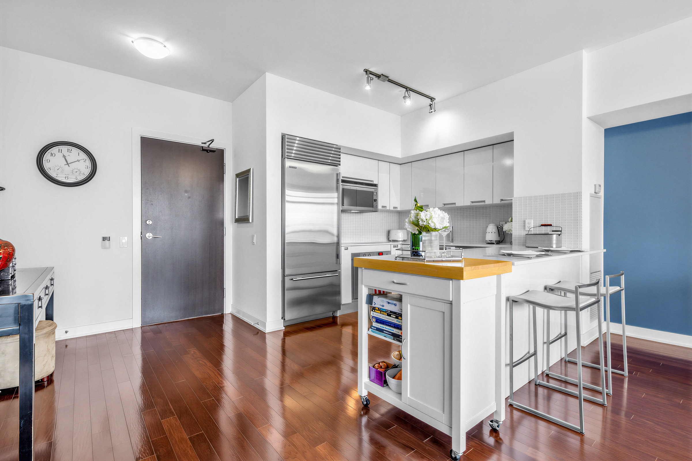 33 Charles St E Unit 3206 eat-in kitchen with breakfast bar.