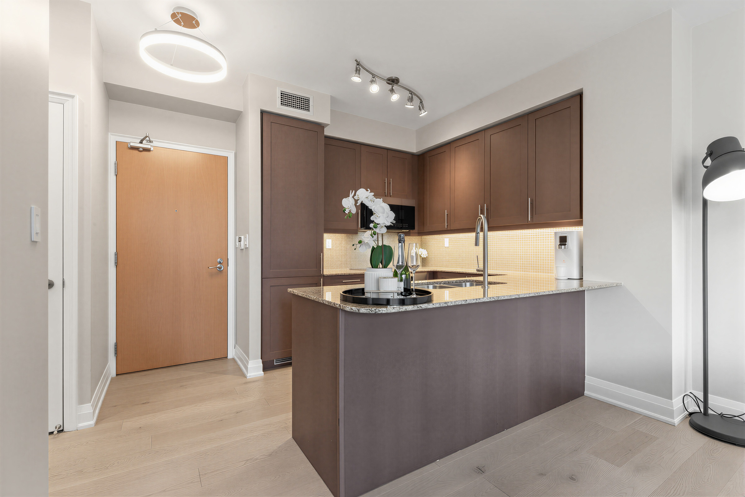 1 Bedford Rd Unit 603 eat-in kitchen with breakfast bar.